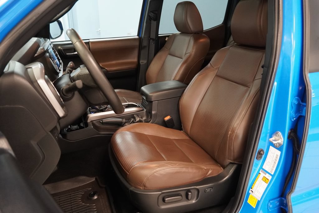 Used 2021 Toyota Tacoma Limited AWD/4WD image 3