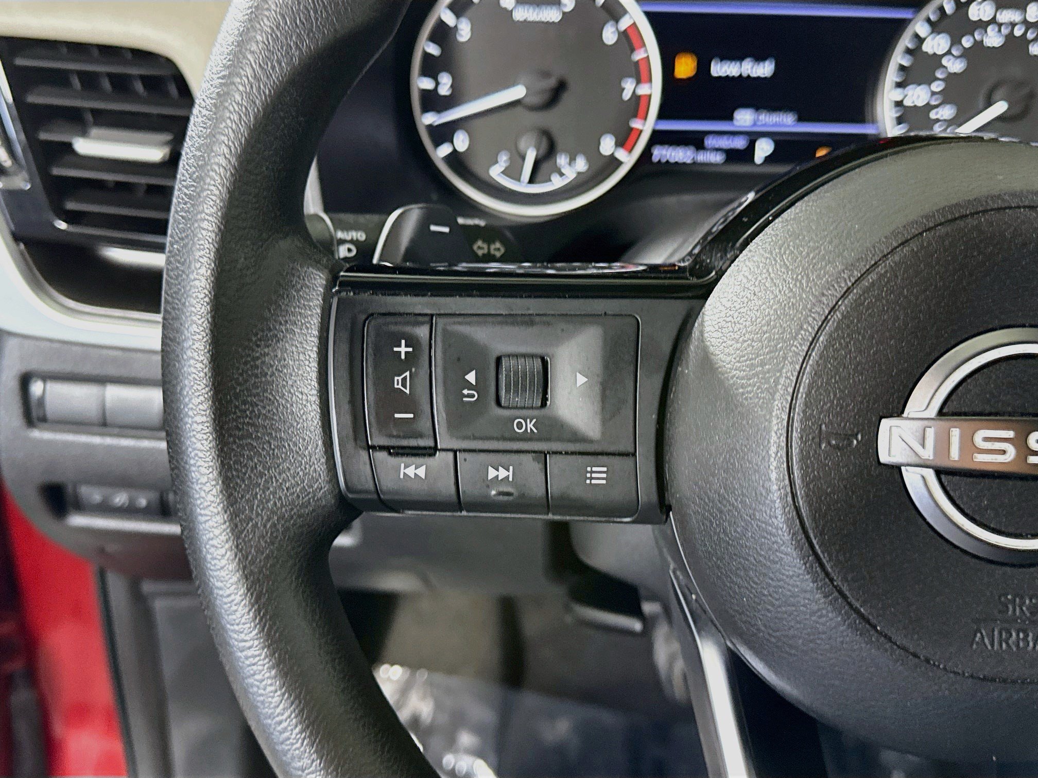 Used 2022 Nissan Rogue SV FWD image 14