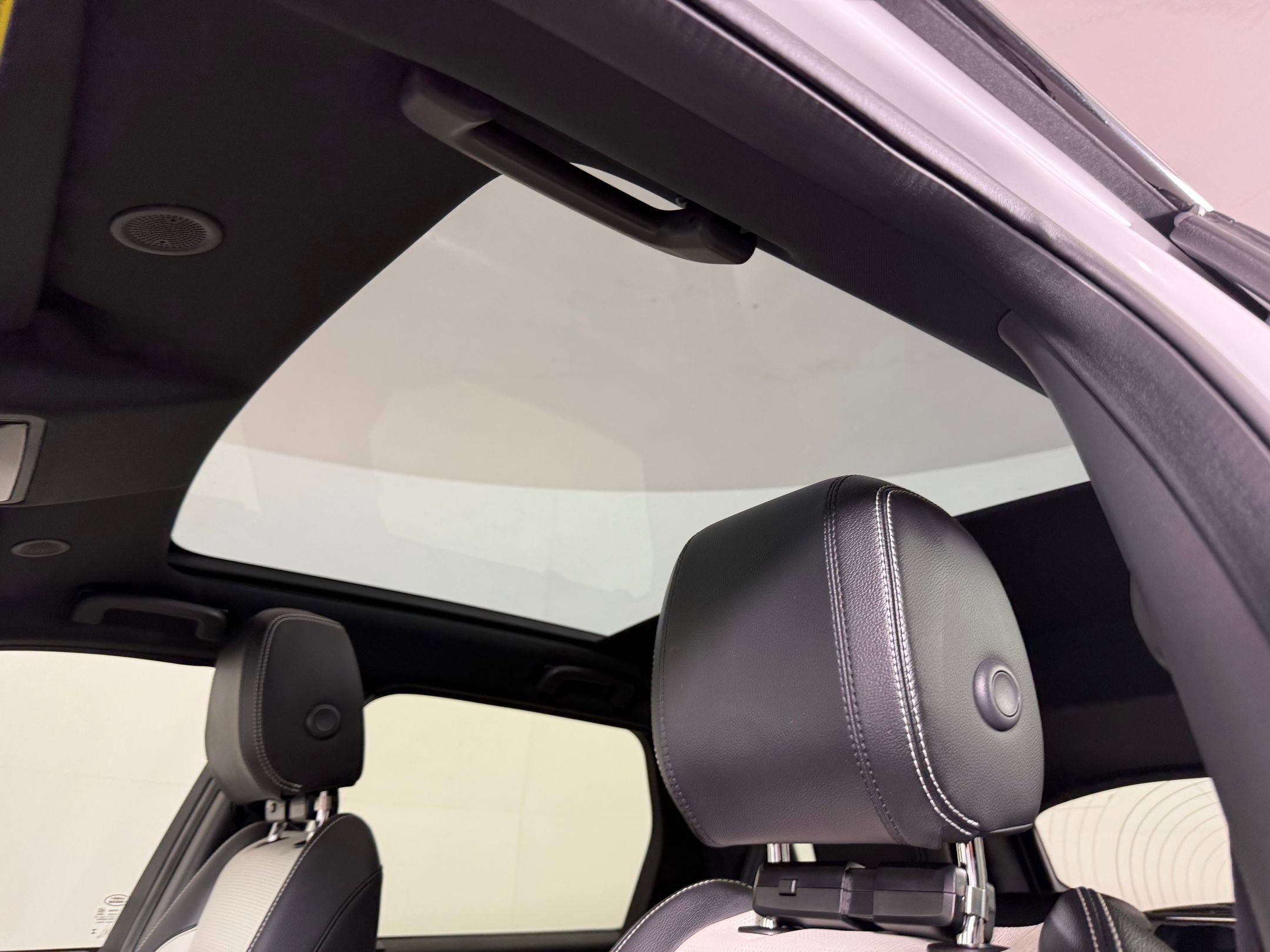 Used 2023 Land Rover Discovery Sport SE R-Dynamic image 16