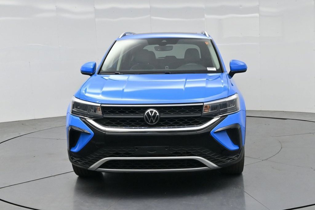 Used 2023 Volkswagen Taos SE w/ Panoramic Sunroof Package FWD image 5