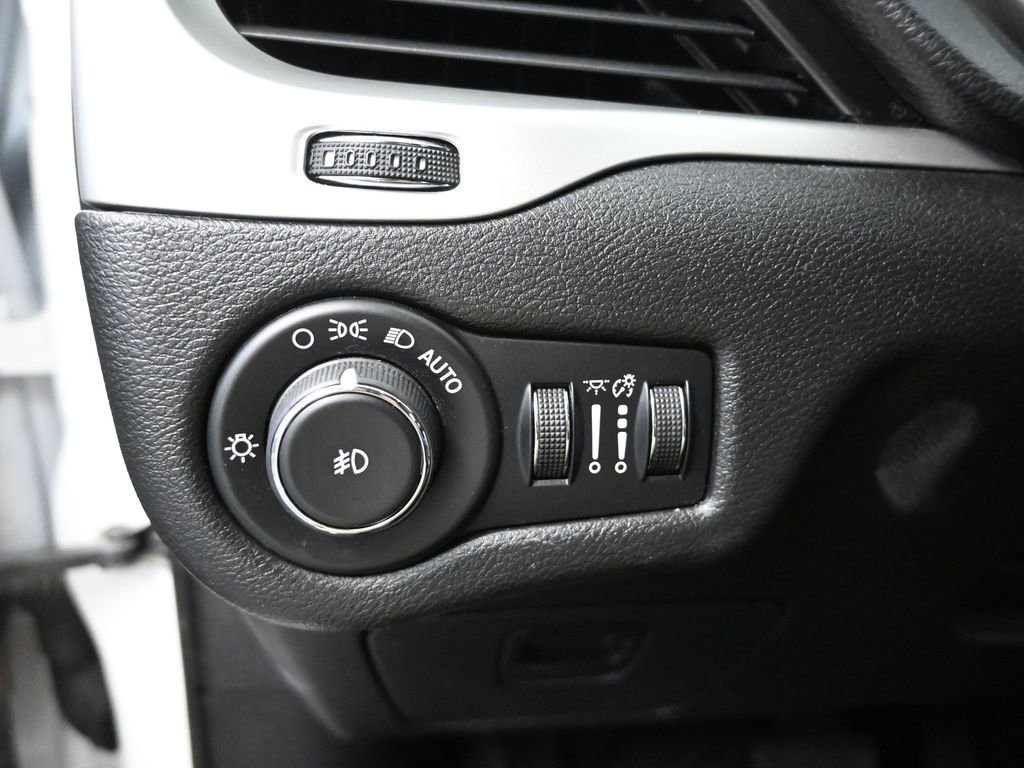 Used 2015 Jeep Cherokee Trailhawk image 30