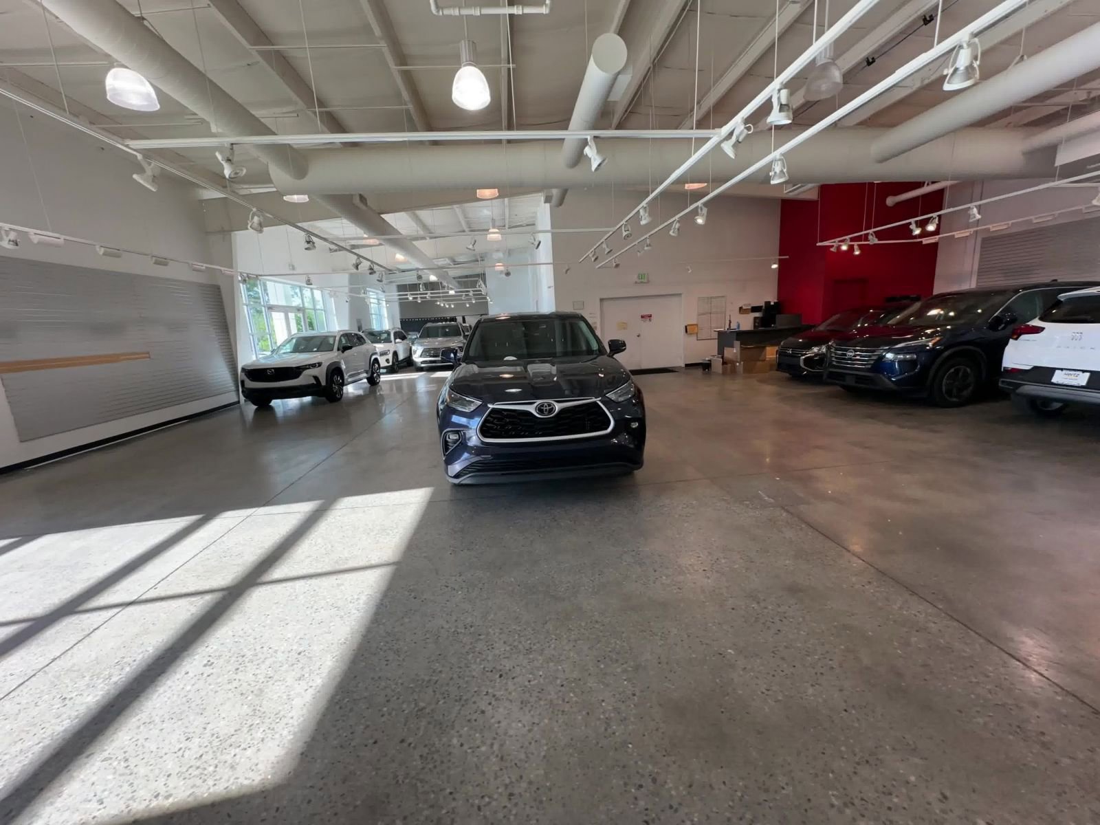 Used 2025 Toyota Highlander LE FWD image 16
