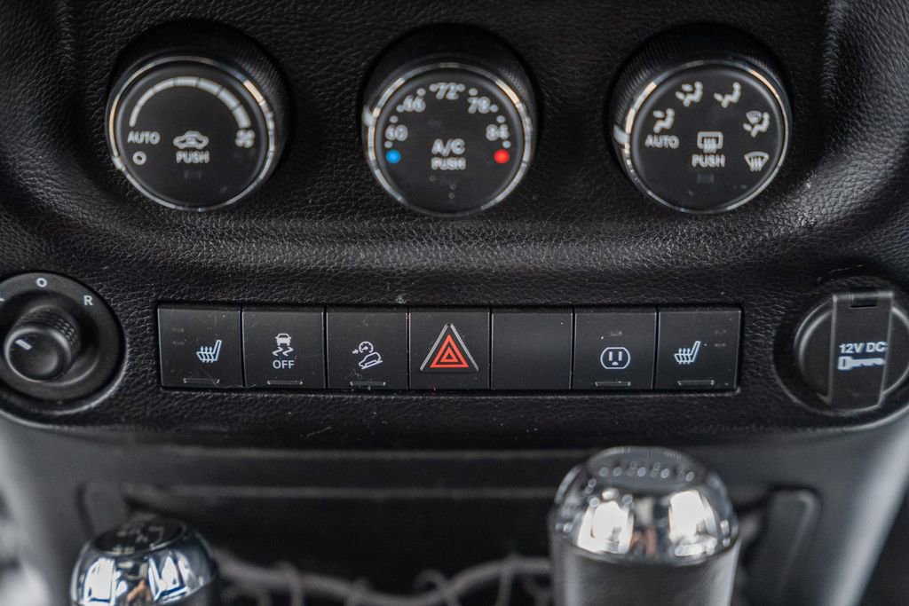 Used 2015 Jeep Wrangler Unlimited Rubicon w/ Connectivity Group image 24