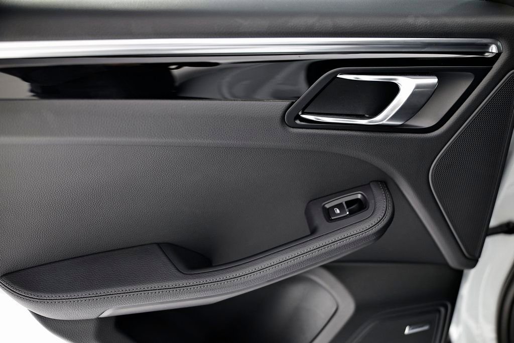 Certified 2025 Porsche Macan image 24