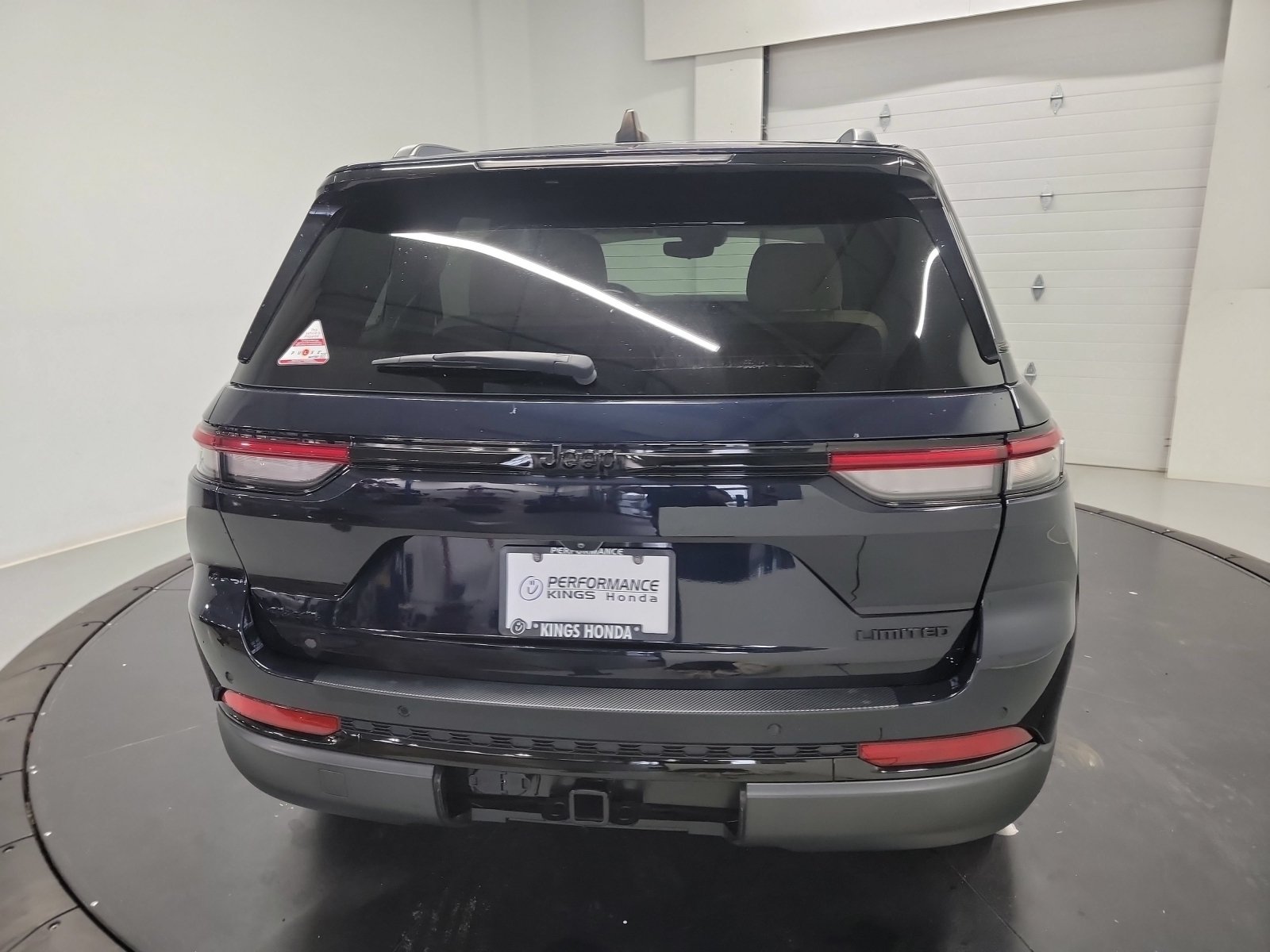 Used 2023 Jeep Grand Cherokee Limited w/ Black Appearance Package AWD/4WD image 8