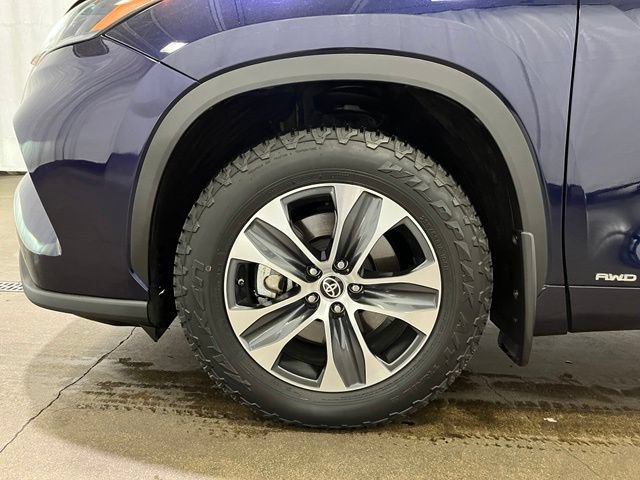 Used 2021 Toyota Highlander XLE AWD/4WD image 25