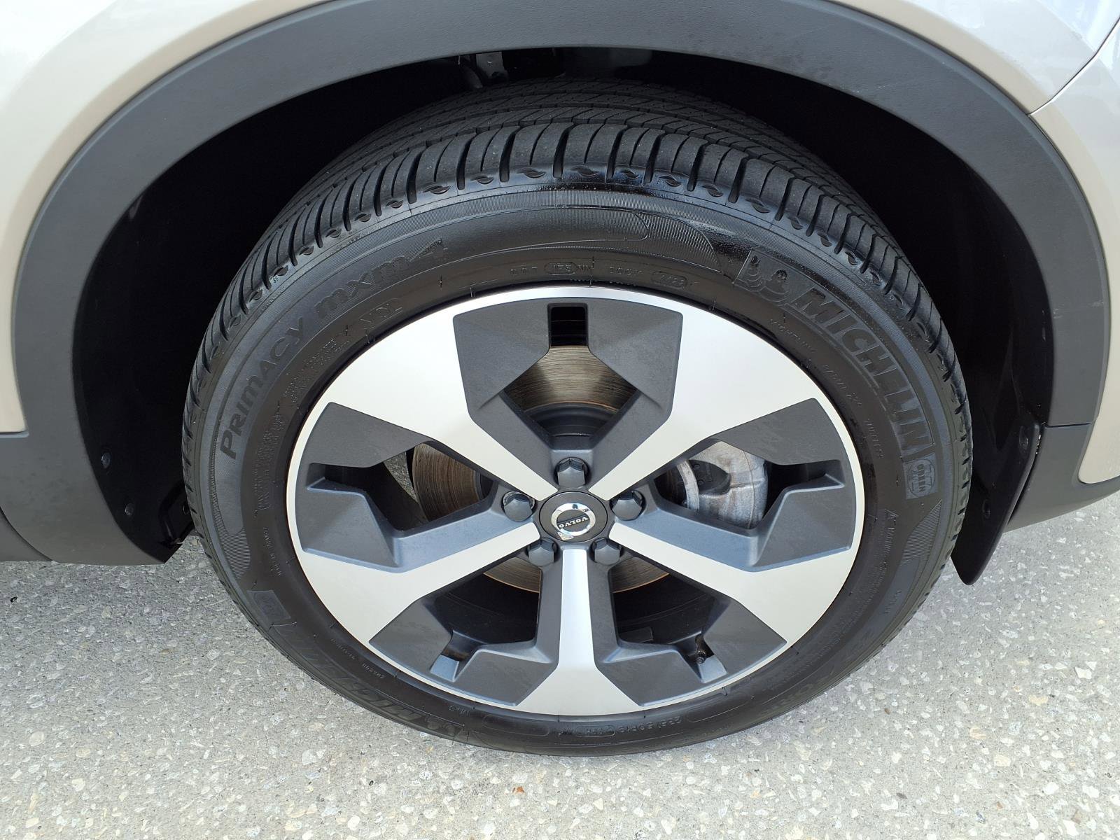 Certified 2023 Volvo XC40 B5 Plus w/ Driver Assist Package AWD/4WD image 9