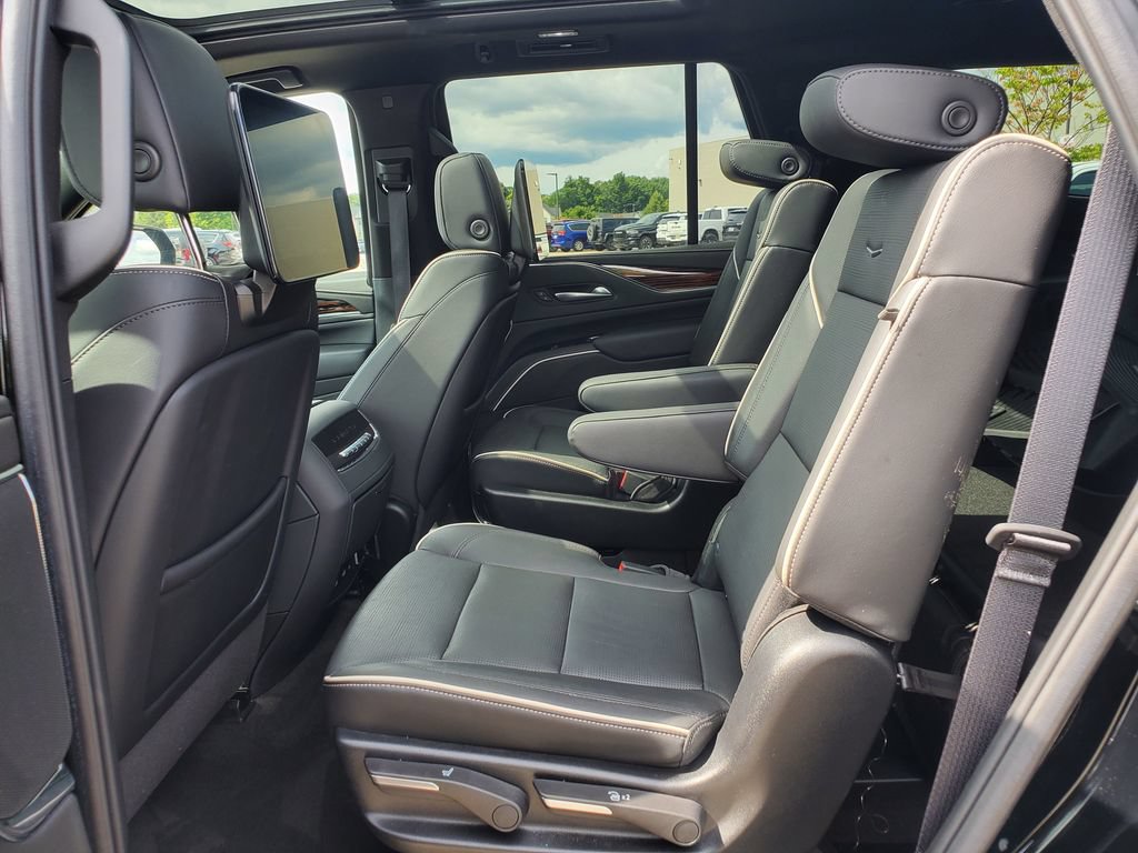 Used 2024 Cadillac Escalade Premium Luxury w/ Performance Package AWD/4WD image 10