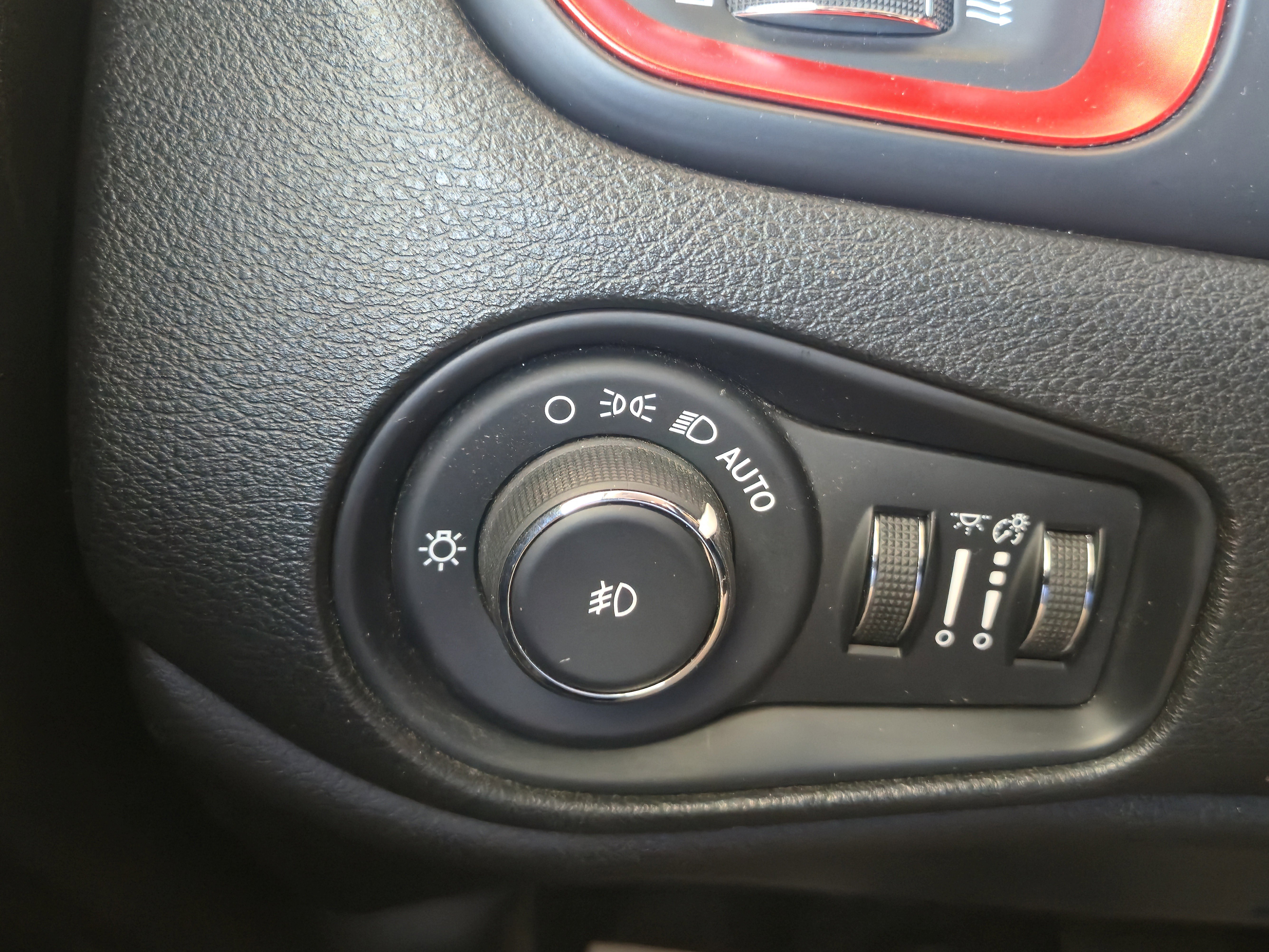 Used 2020 Jeep Renegade Trailhawk w/ Cold Weather Group AWD/4WD image 14
