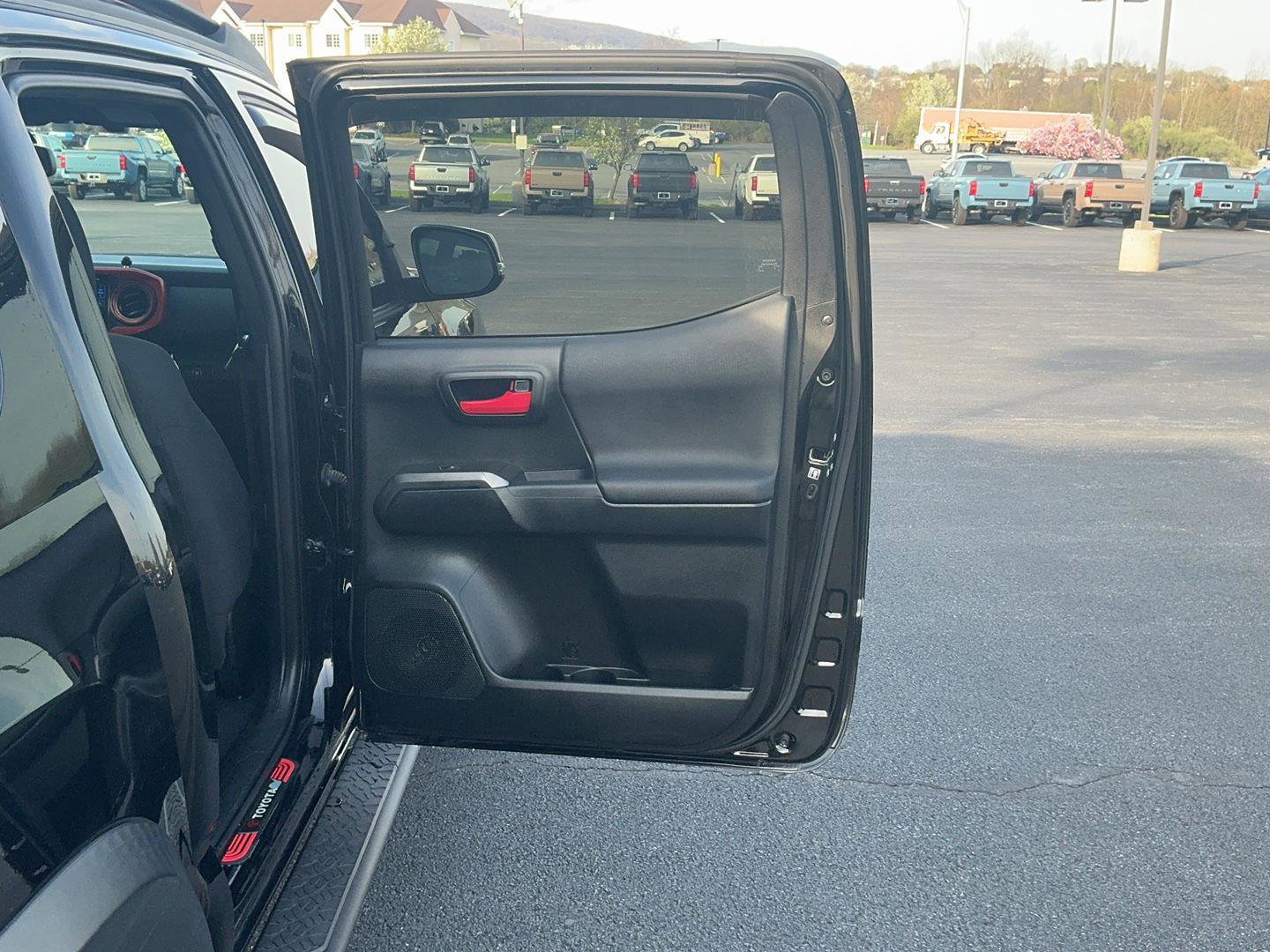 Used 2017 Toyota Tacoma TRD Off-Road w/ Tow Package (A/T) image 31