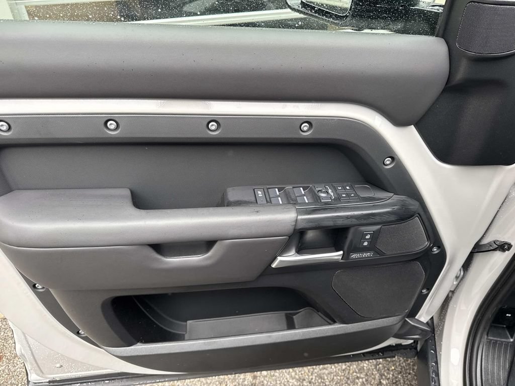 New 2026 Land Rover Defender 130 X-Dynamic SE AWD/4WD image 18