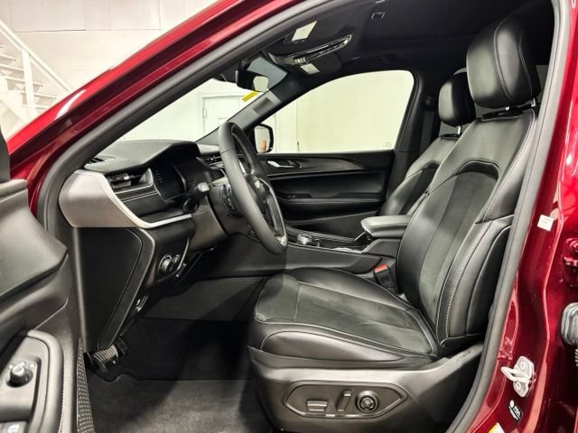 Used 2025 Jeep Grand Cherokee L Altitude RWD image 16