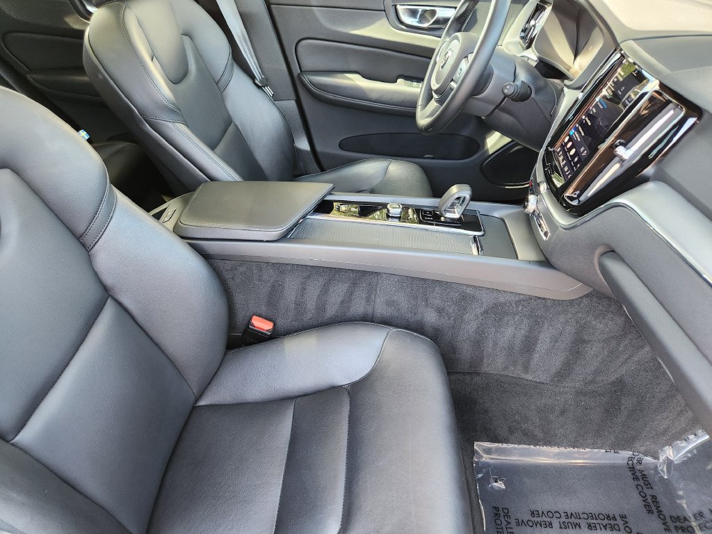 Used 2025 Volvo XC60 B5 Core AWD/4WD image 5