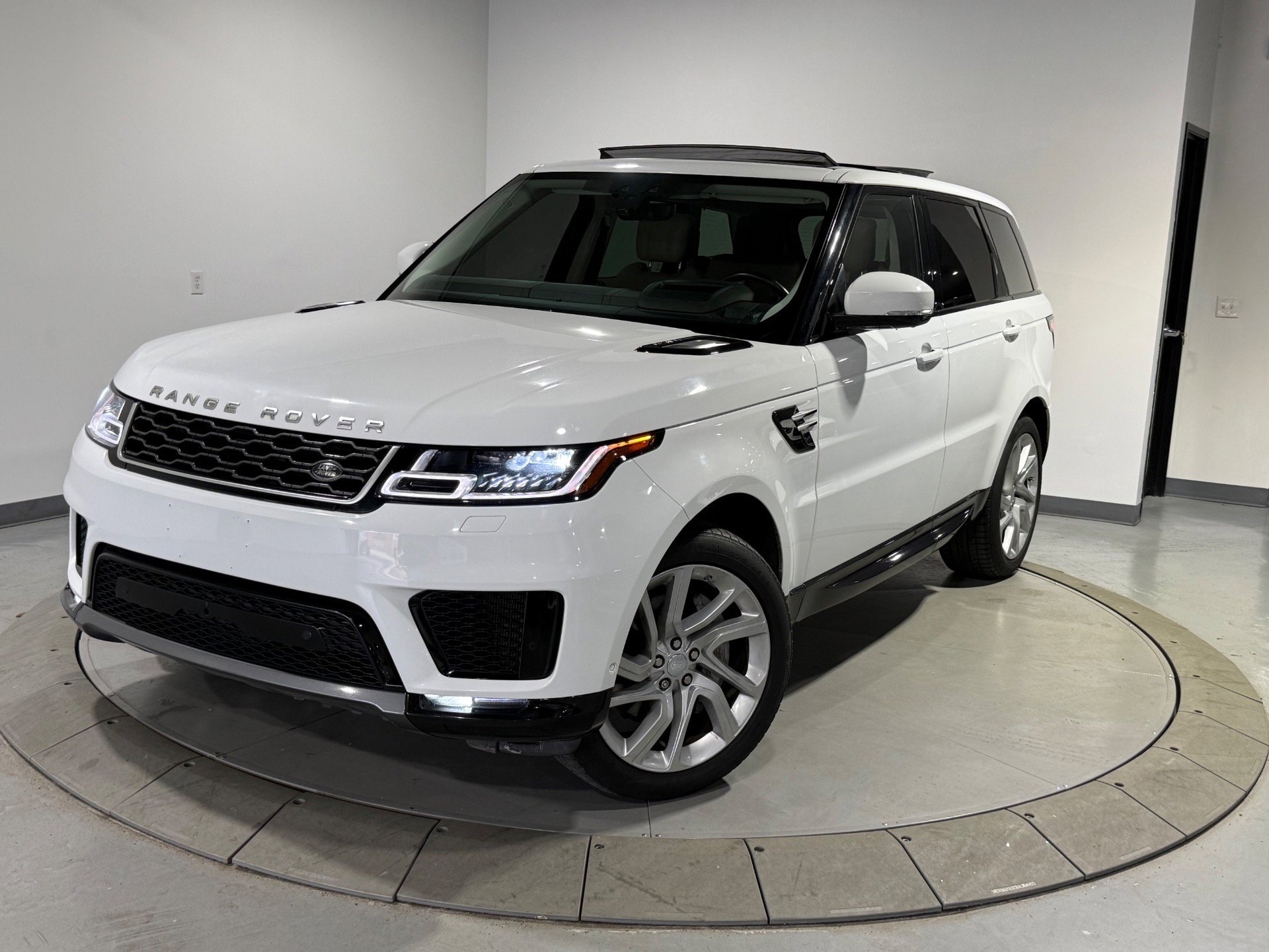Used 2018 Land Rover Range Rover Sport HSE AWD/4WD image 3