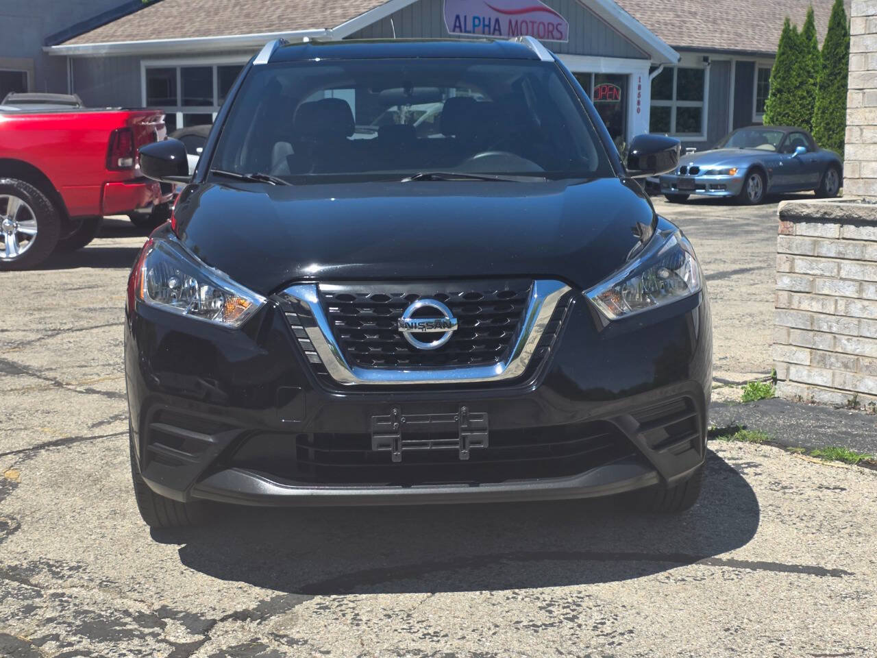 Used 2019 Nissan Kicks SV FWD image 2