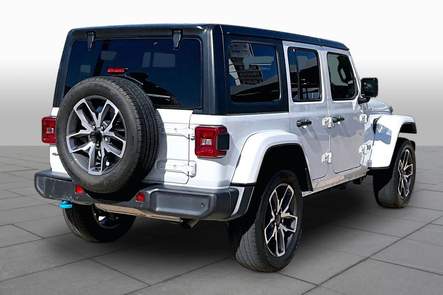 Used 2024 Jeep Wrangler Unlimited w/ Convenience Group AWD/4WD image 13