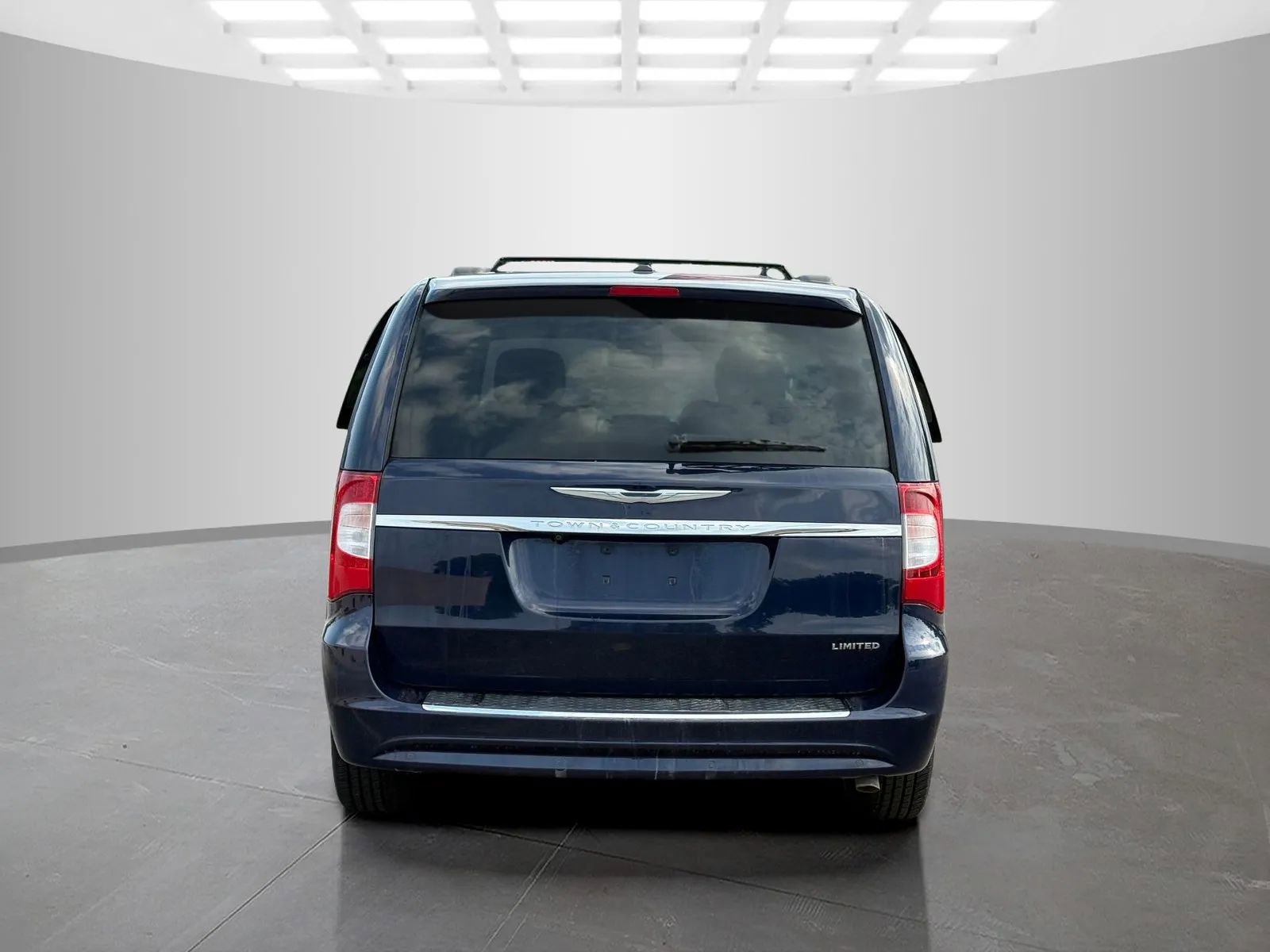 Used 2014 Chrysler Town & Country Limited image 6