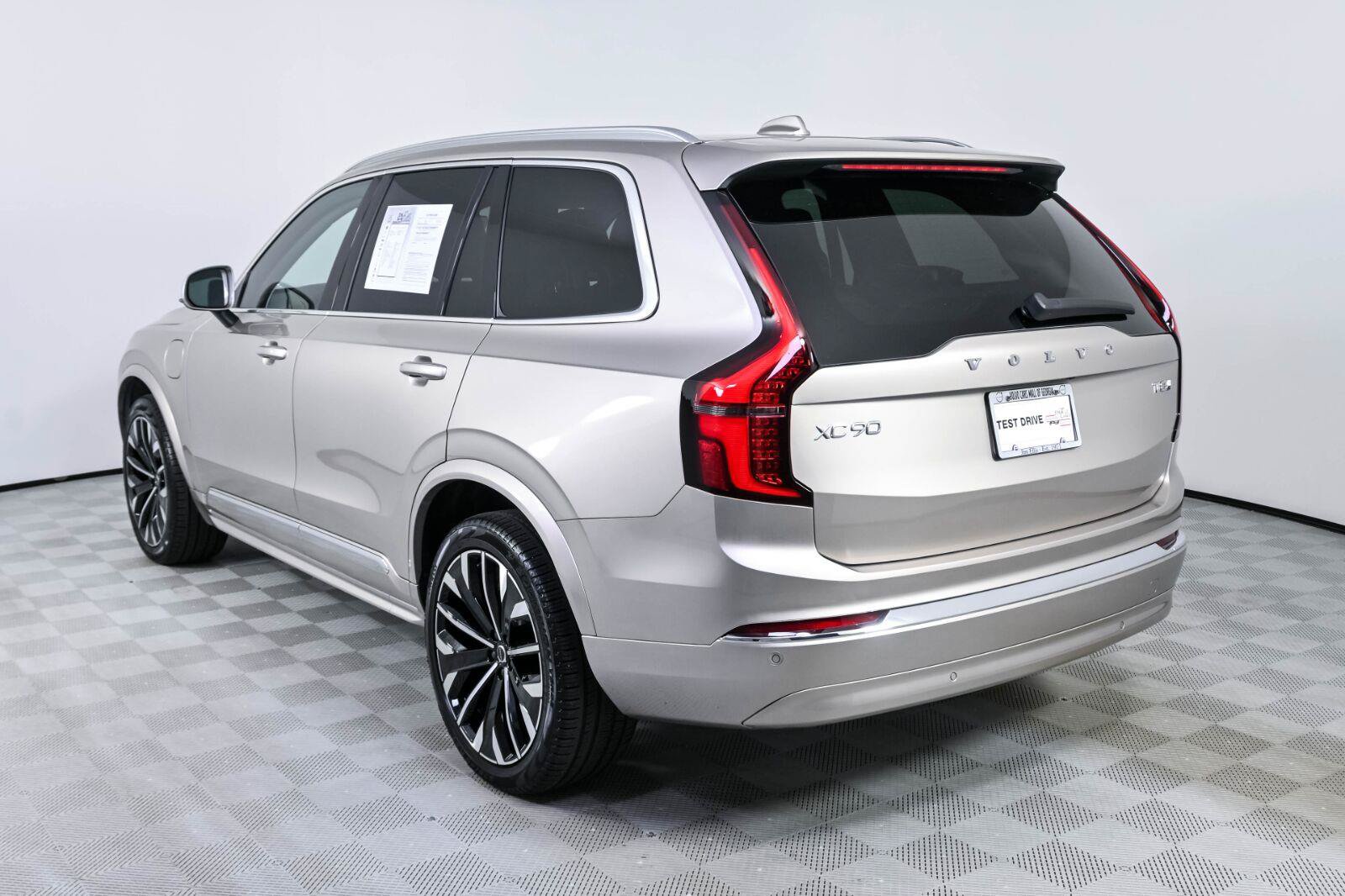 Certified 2025 Volvo XC90 T8 Core AWD/4WD image 3