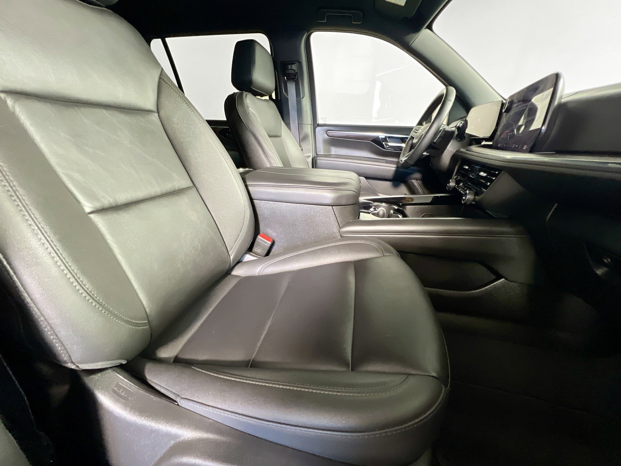 Used 2025 Chevrolet Suburban Z71 image 31