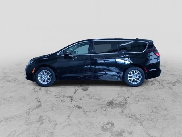 Used 2024 Chrysler Pacifica Touring-L image 7