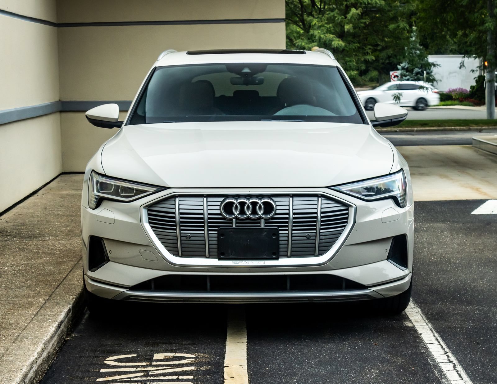 Used 2022 Audi e-tron Premium AWD/4WD image 2