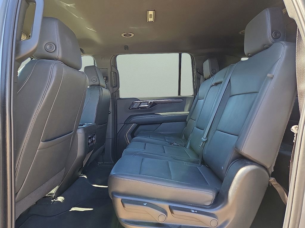 Used 2025 Chevrolet Suburban Z71 image 16