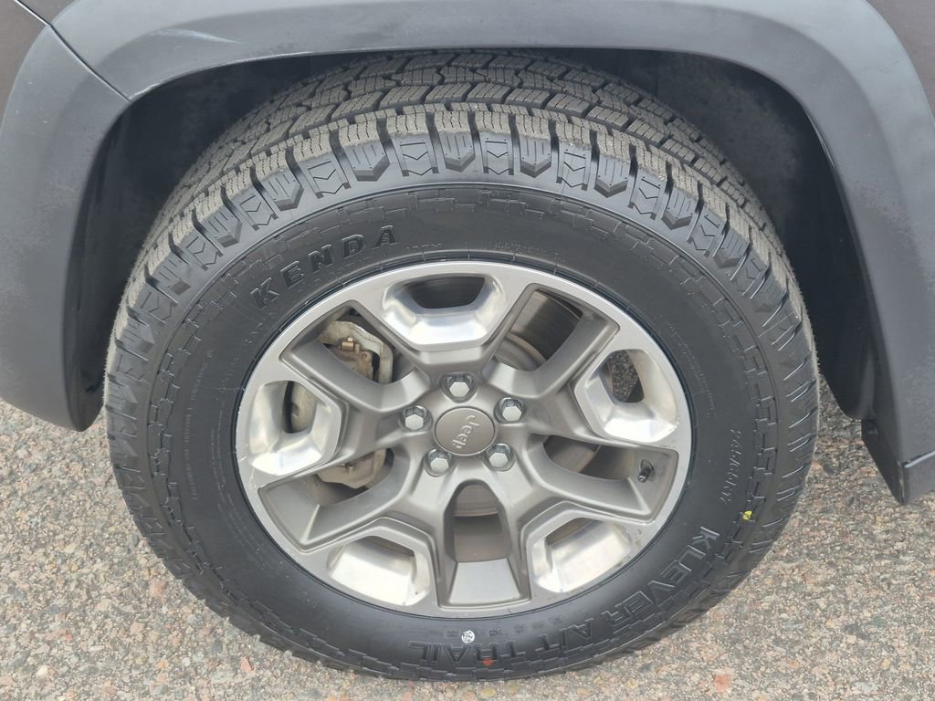 Used 2019 Jeep Cherokee Trailhawk w/ Cold Weather Group image 18