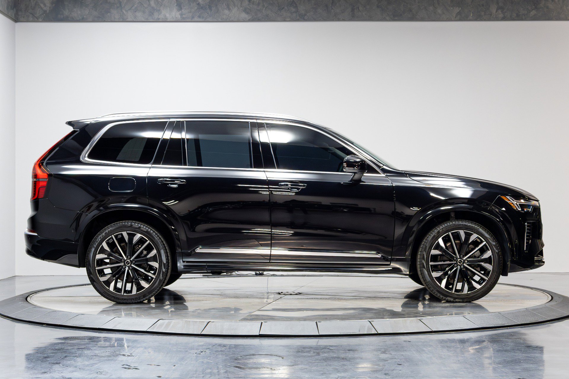 Used 2025 Volvo XC90 B6 Plus image 16