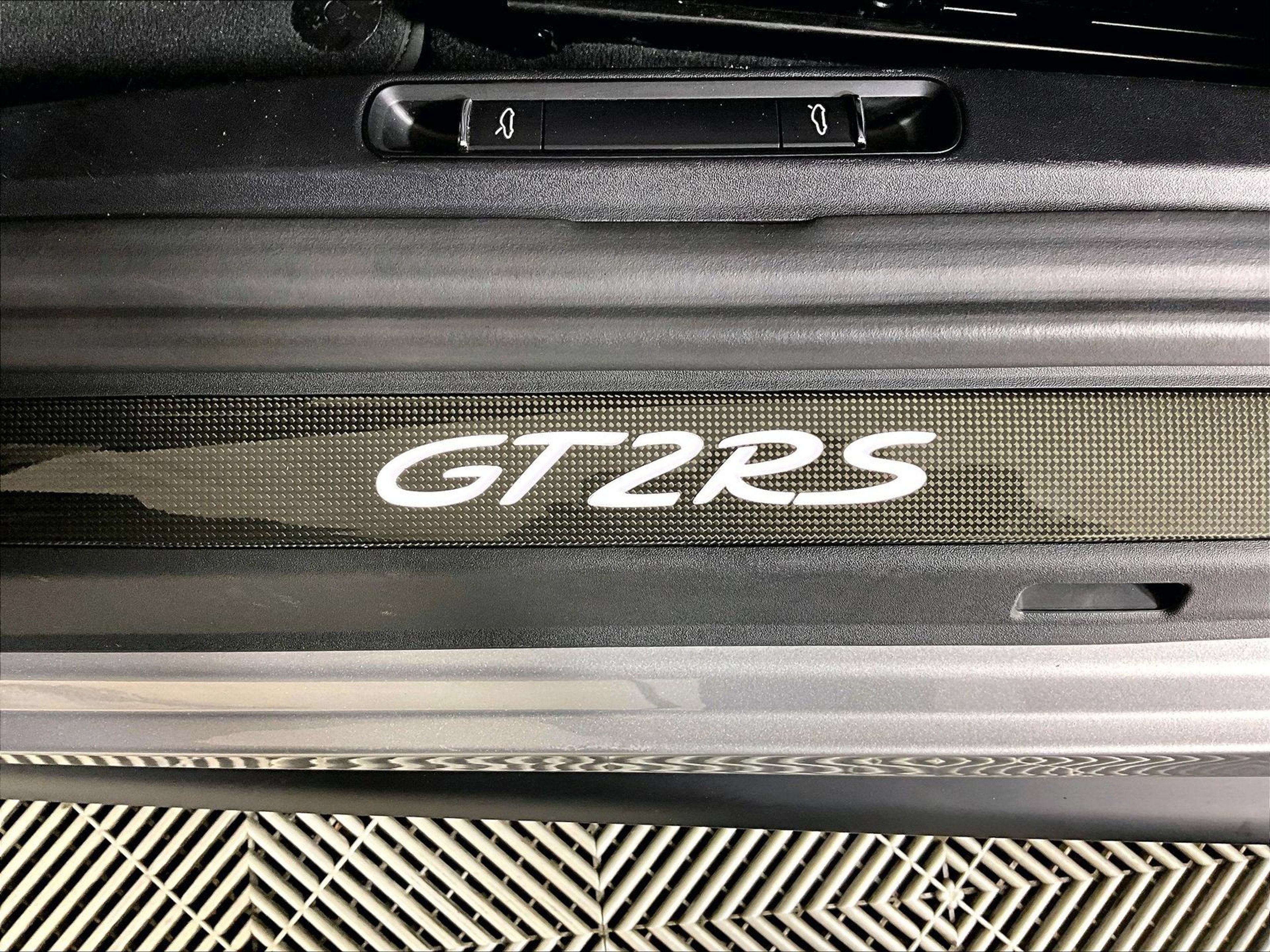 Certified 2018 Porsche 911 GT2 RS RWD image 21