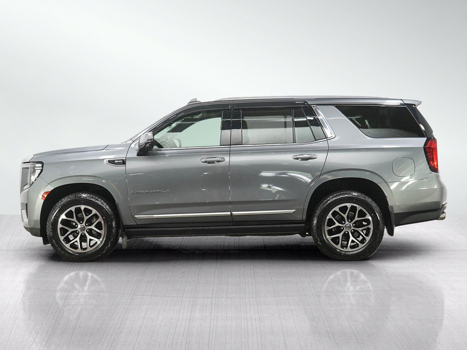 Used 2021 GMC Yukon Denali w/ Denali Premium Package AWD/4WD image 2