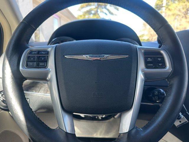 Used 2013 Chrysler Town & Country Touring image 18
