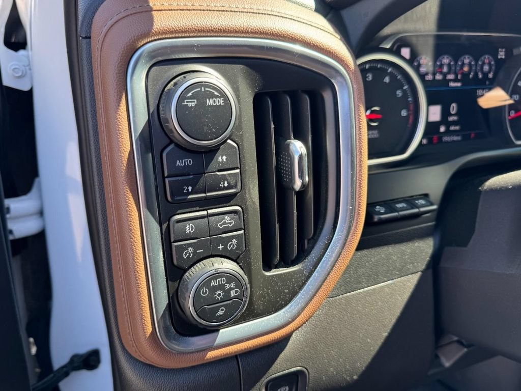 Used 2022 Chevrolet Silverado 1500 High Country w/ Technology Package AWD/4WD image 17