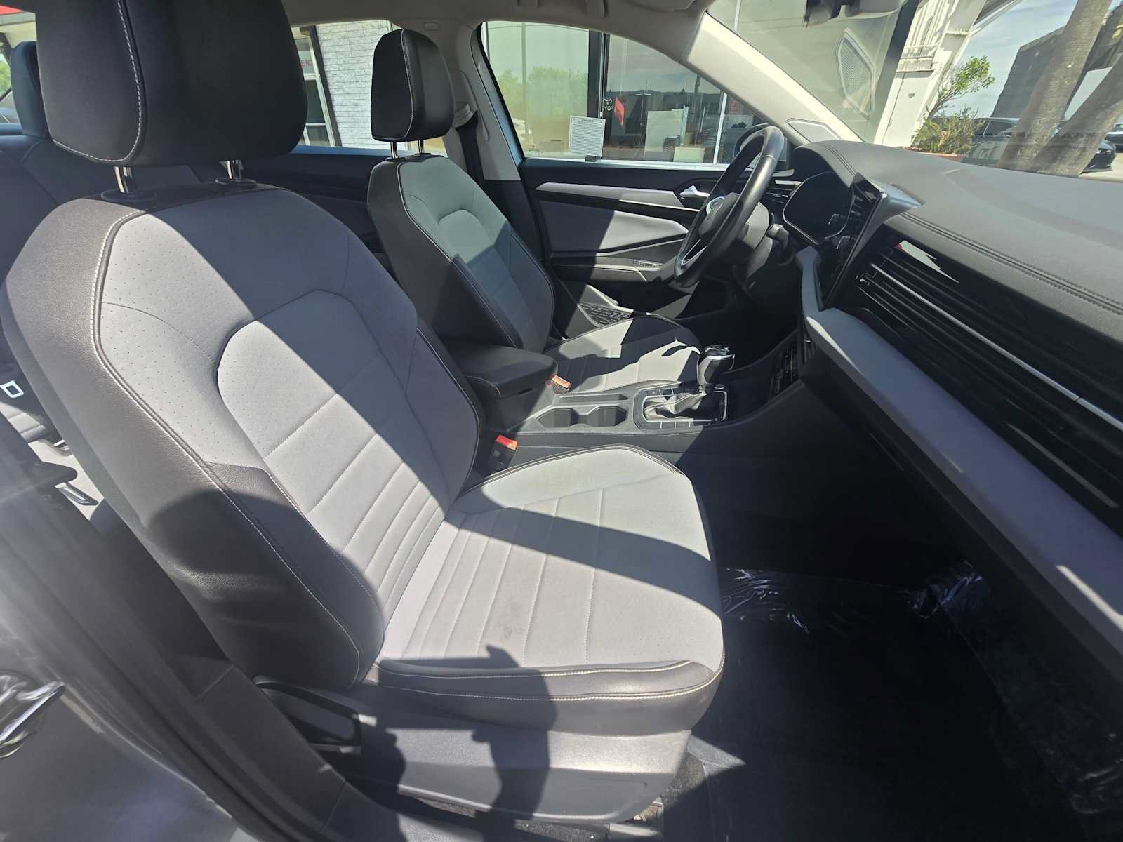 Used 2025 Volkswagen Jetta SE FWD image 10