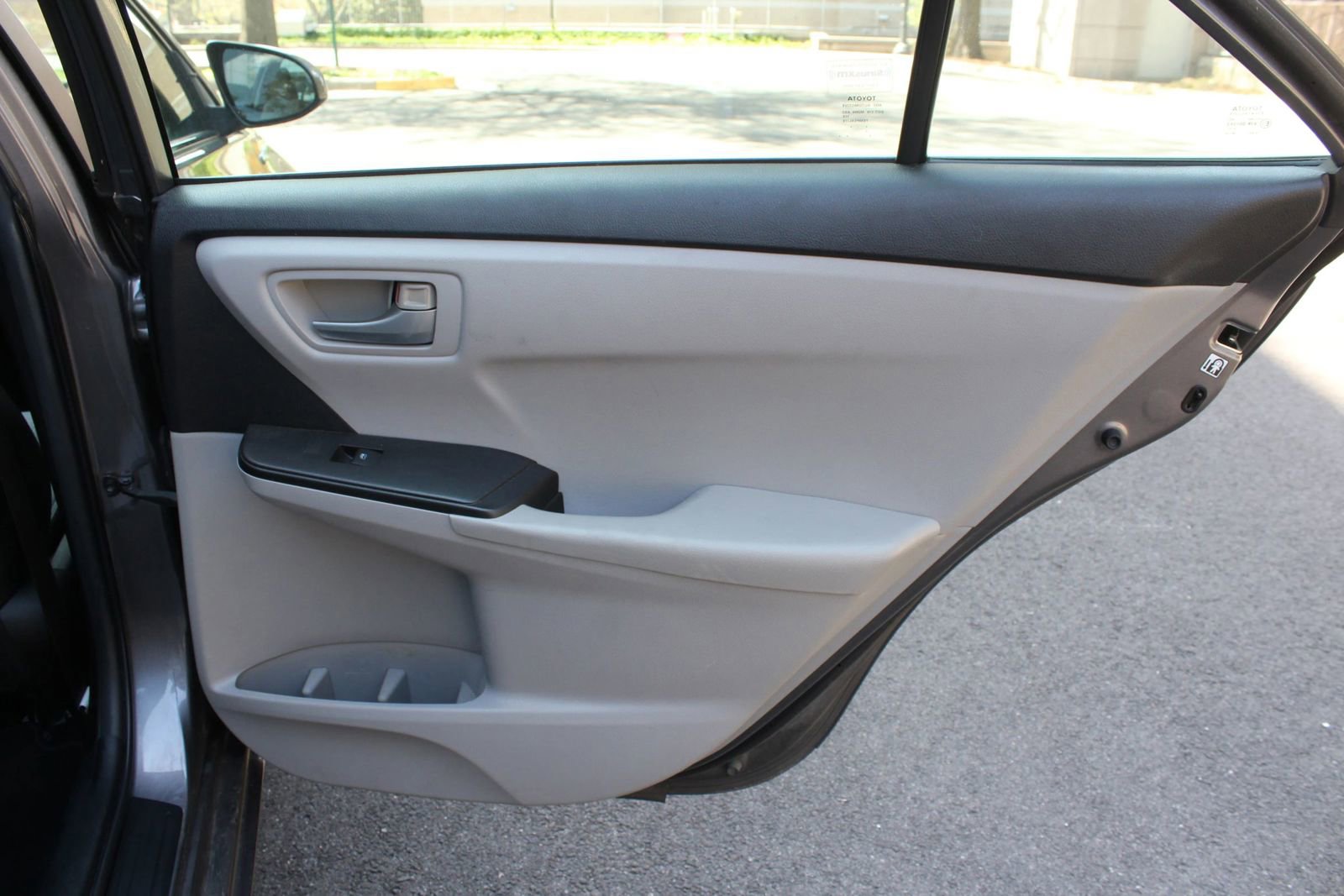 Used 2015 Toyota Camry SE w/ Moonroof Package FWD image 22
