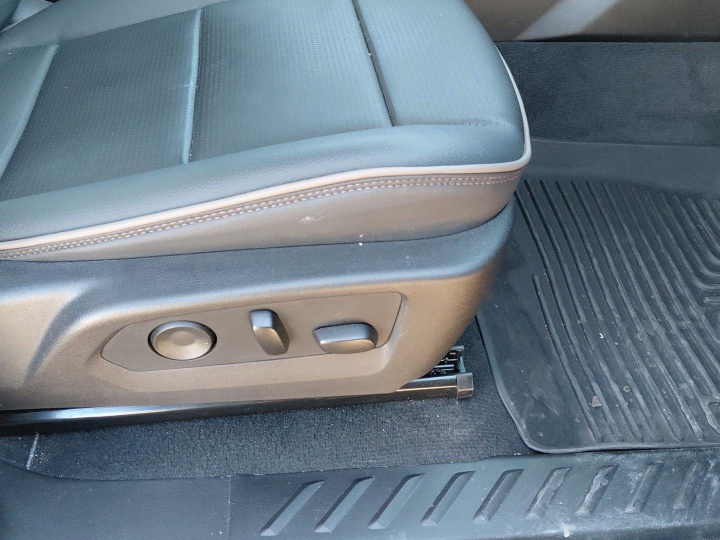 Used 2024 GMC Canyon Denali image 13