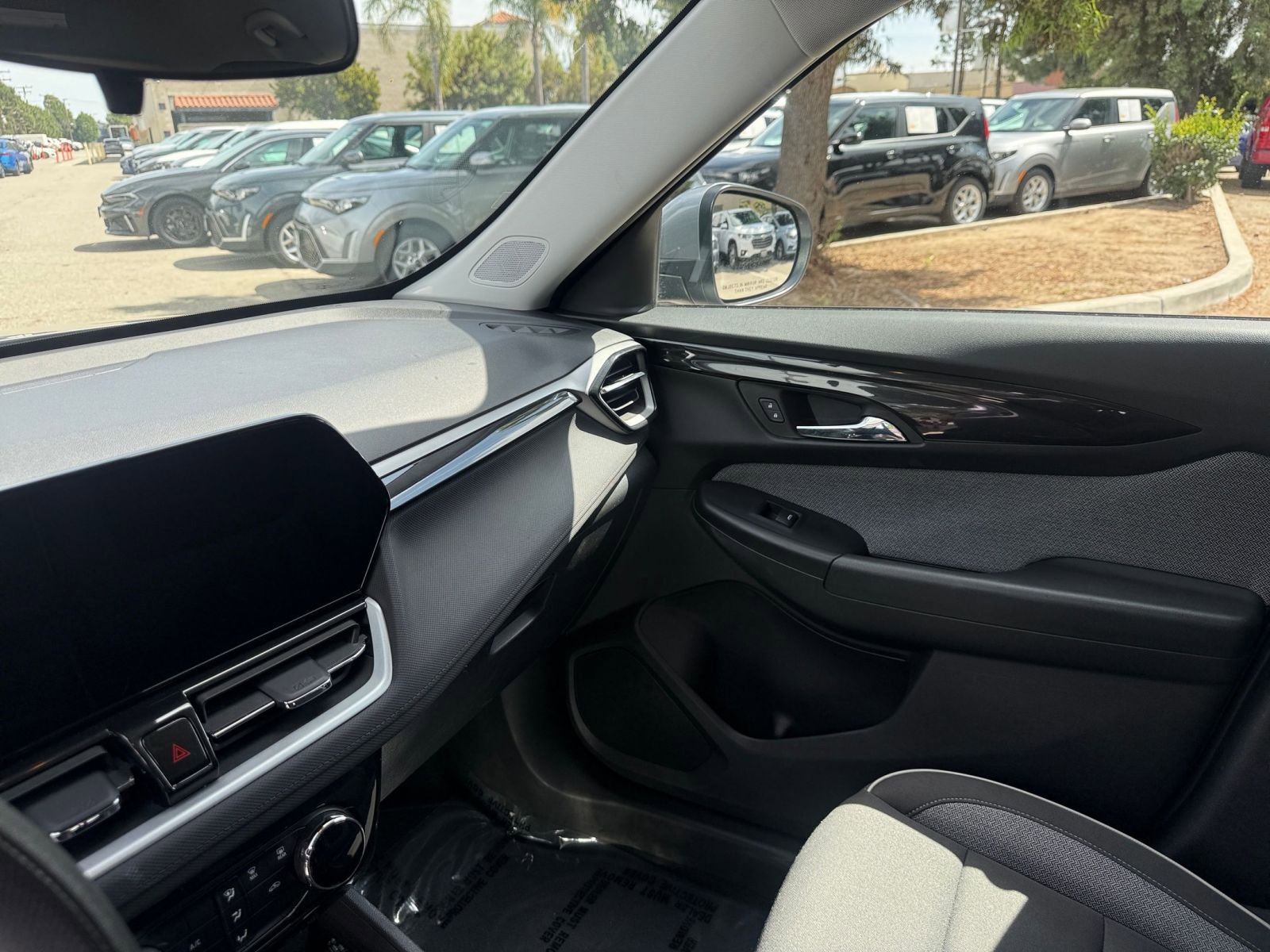 Used 2025 Chevrolet TrailBlazer LT FWD image 32