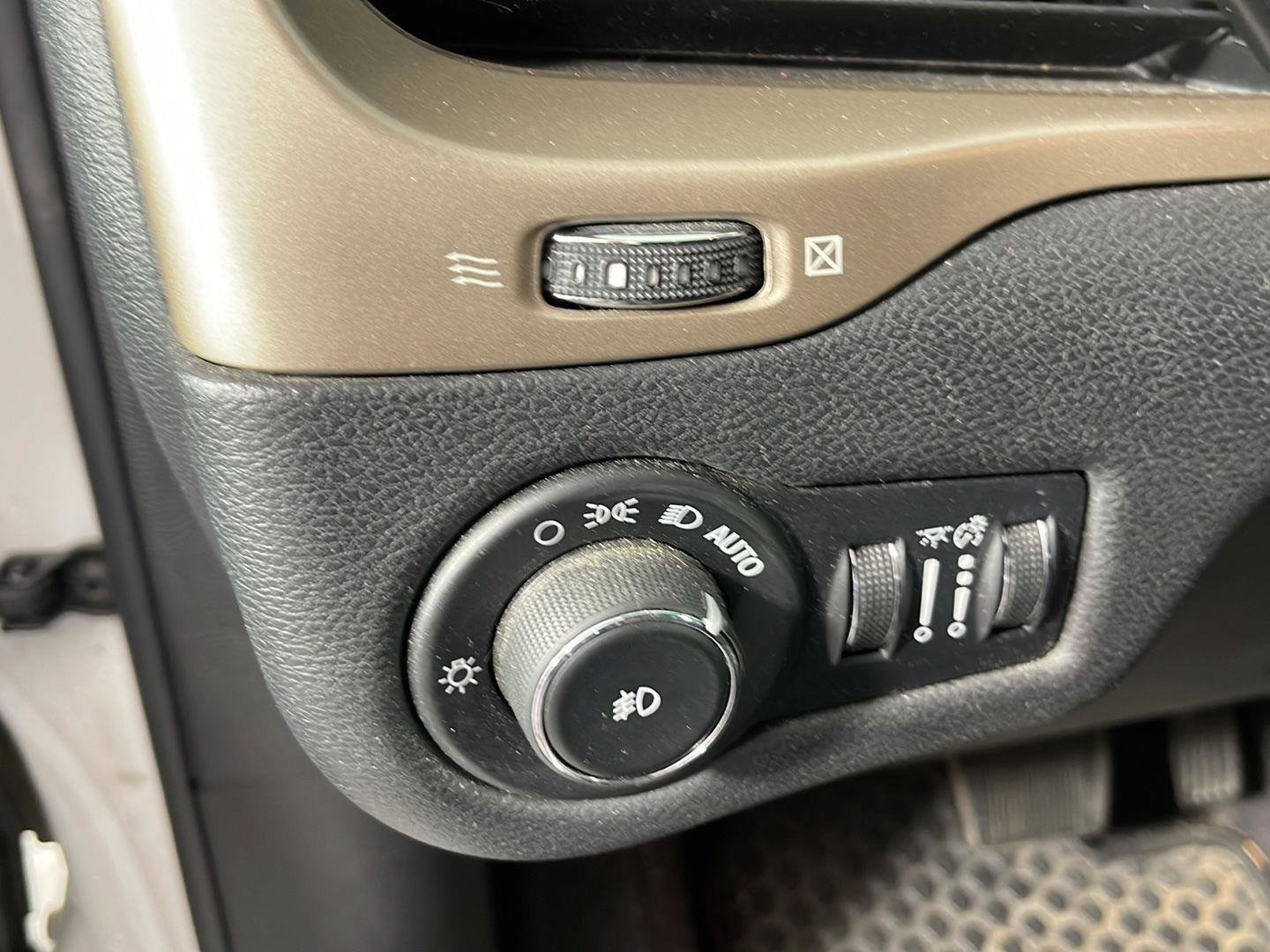 Used 2016 Jeep Cherokee Limited image 15