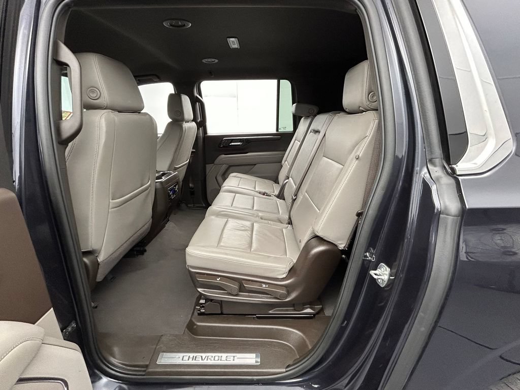Used 2025 Chevrolet Suburban LT RWD image 27