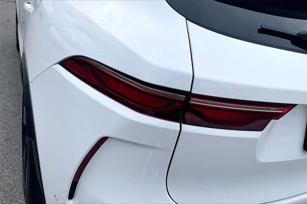 Used 2024 Jaguar F-PACE SVR image 31