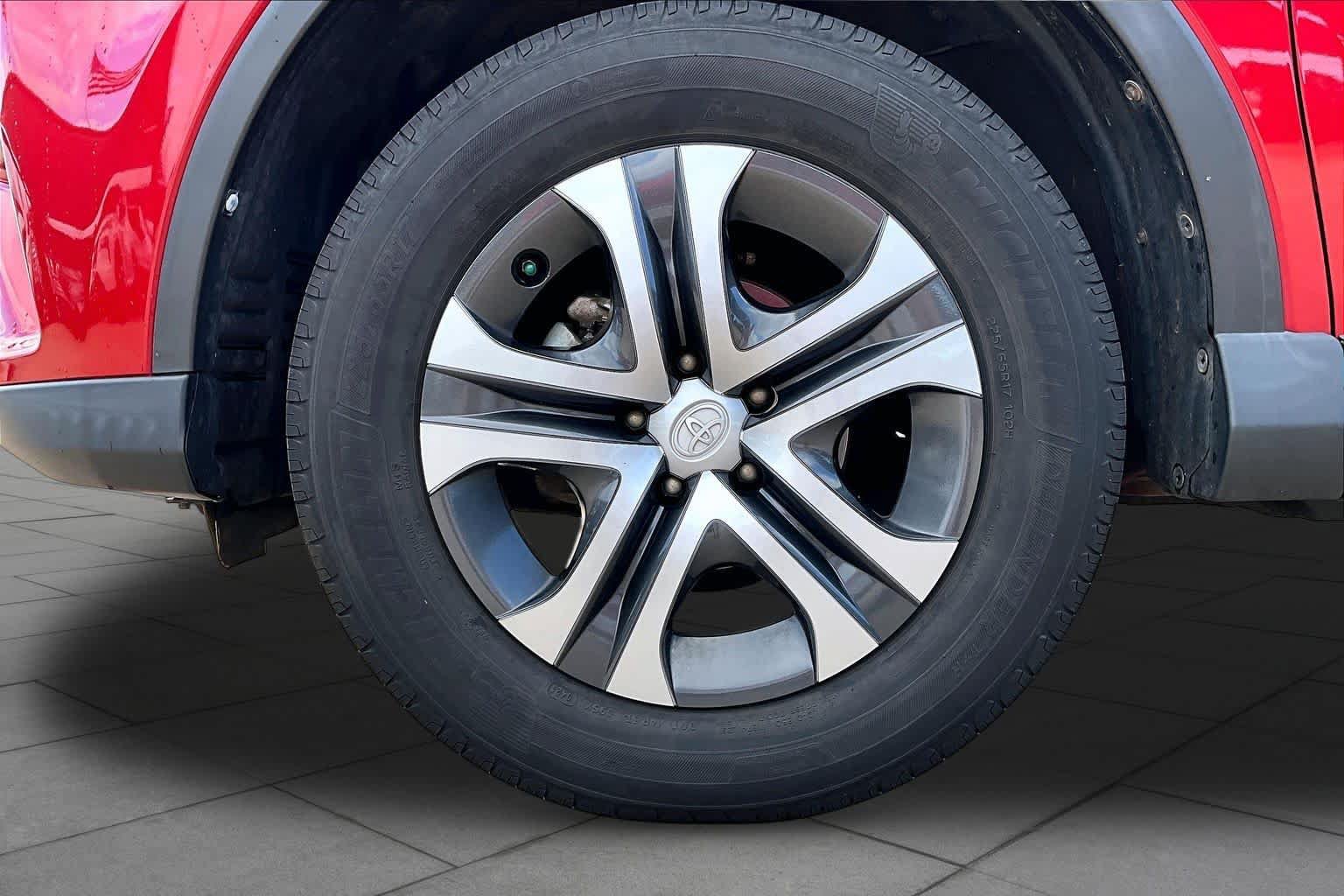 Used 2016 Toyota RAV4 LE FWD image 11