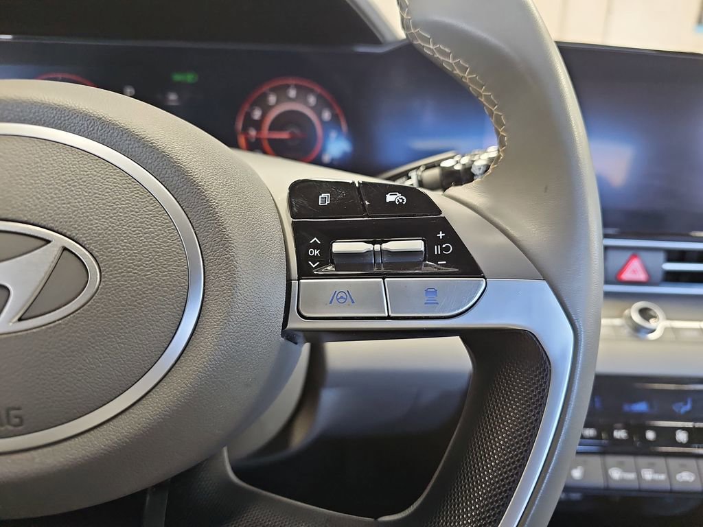 Used 2025 Hyundai Elantra SEL image 17