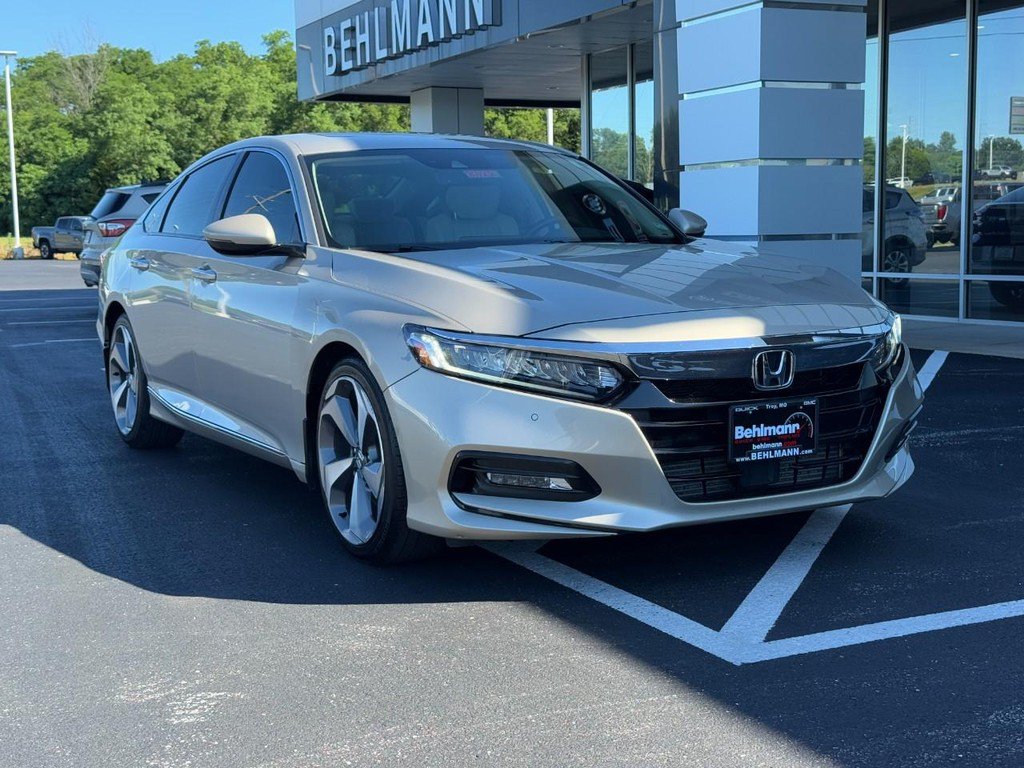 Used 2018 Honda Accord Touring image 2