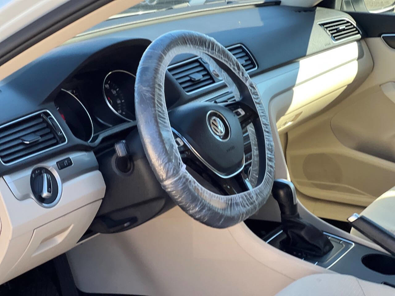 Used 2017 Volkswagen Passat 1.8T S image 12