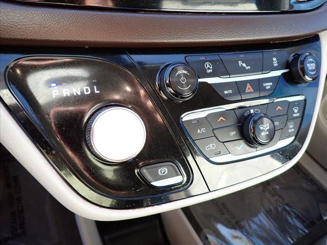 Used 2018 Chrysler Pacifica Touring-L FWD image 17
