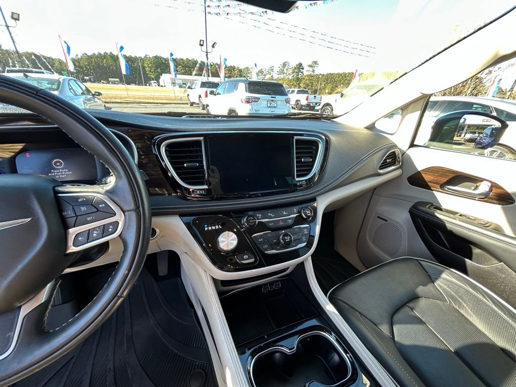 Used 2022 Chrysler Pacifica Limited w/ Uconnect Theater Family Group image 34