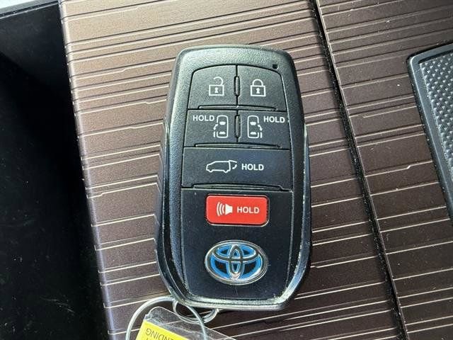 Used 2024 Toyota Sienna XLE image 31