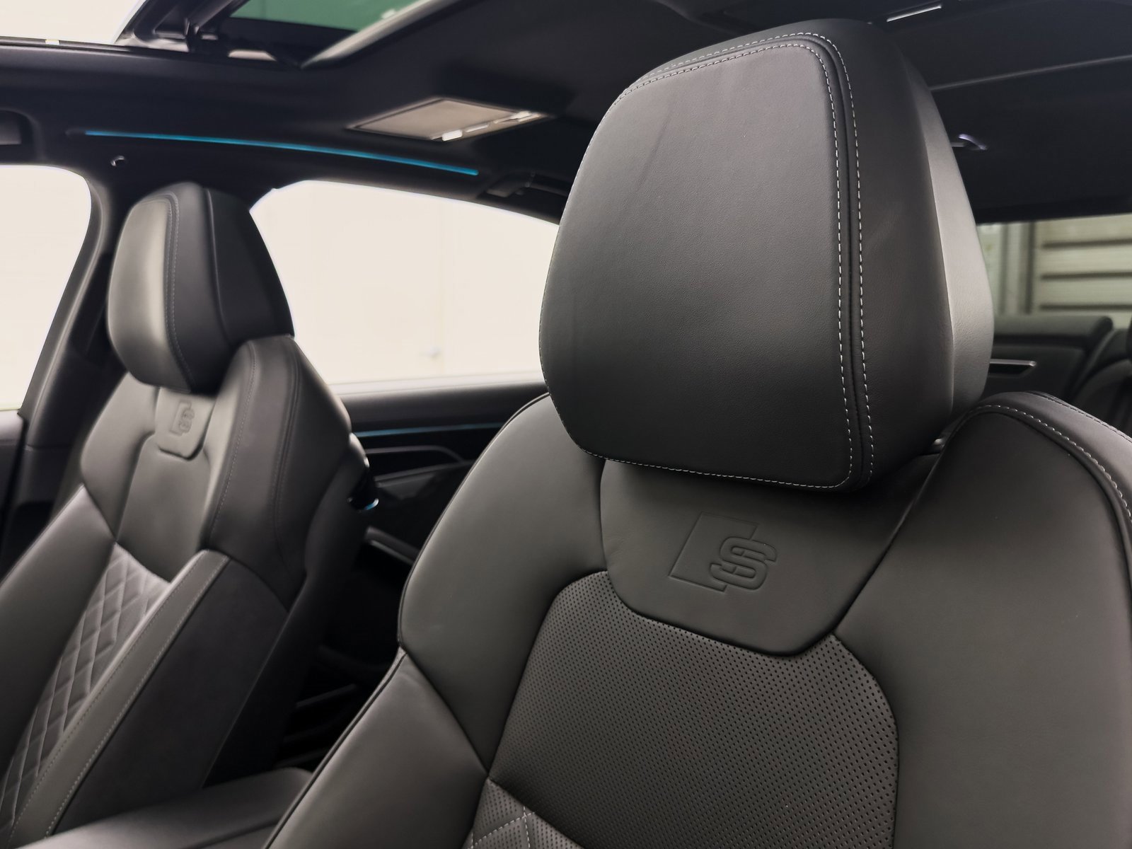 Used 2024 Audi S8 4.0T image 40