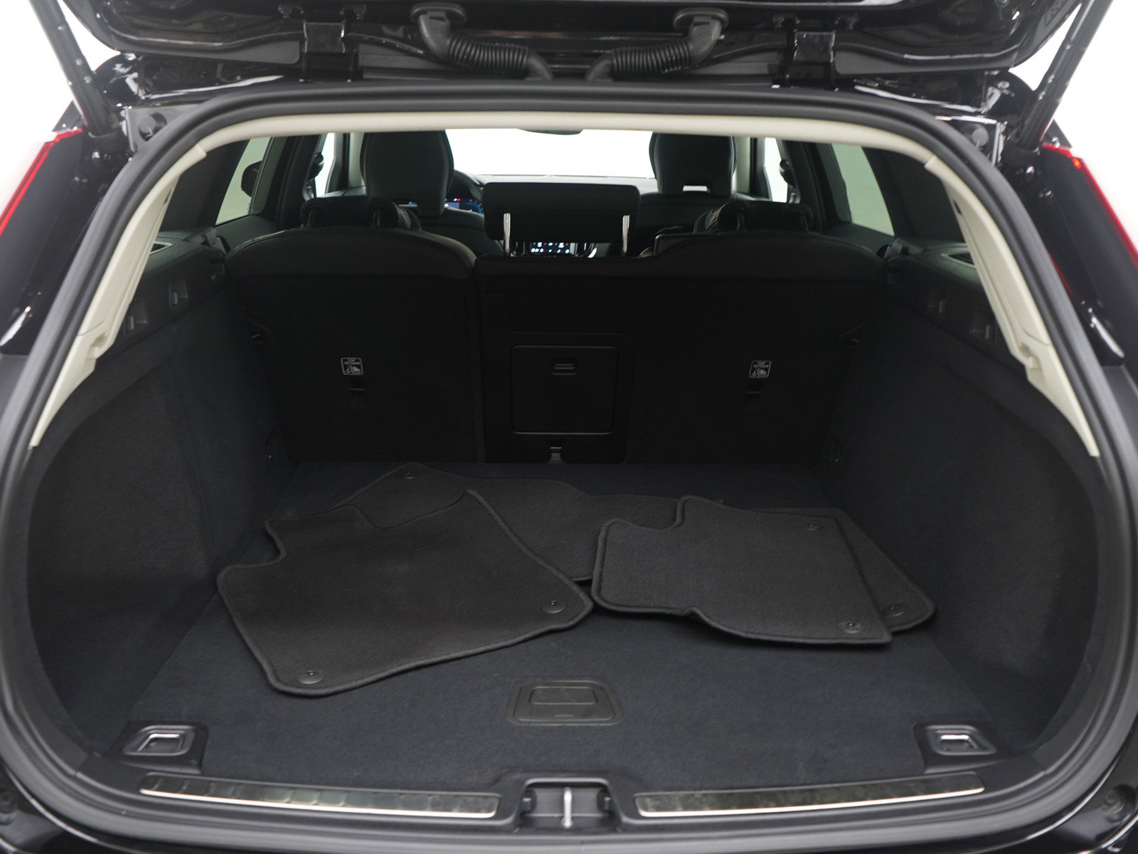 Used 2025 Volvo V60 B5 Cross Country Plus image 9