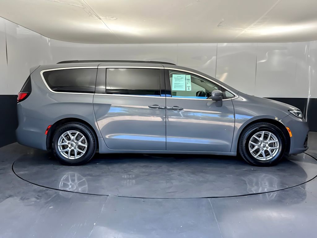 Used 2022 Chrysler Pacifica Touring-L FWD image 2