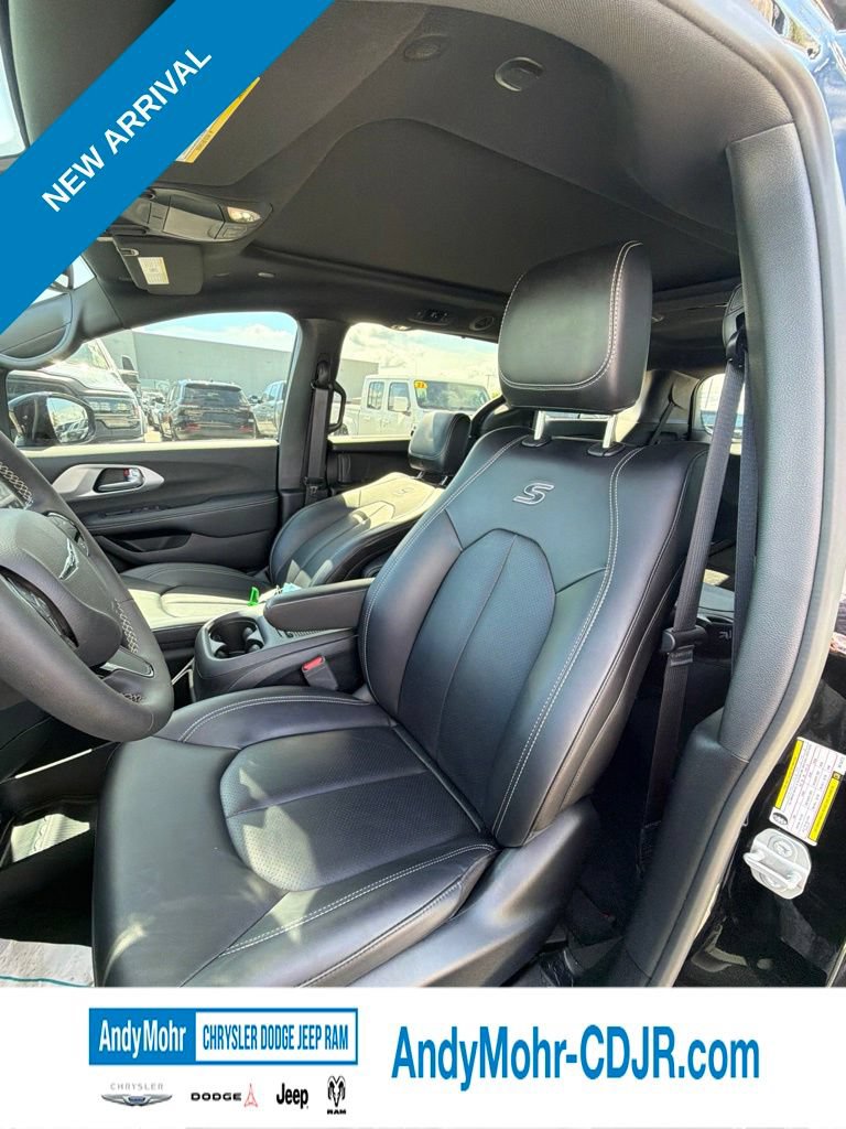 Used 2024 Chrysler Pacifica Touring-L w/ Uconnect Theater Family Group FWD image 9
